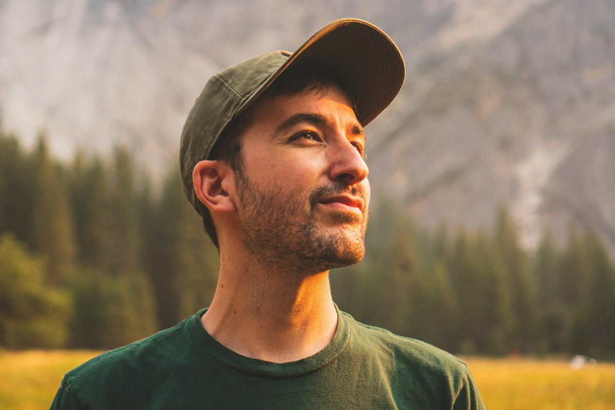 Hombre con gorra verde mirando al horizonte