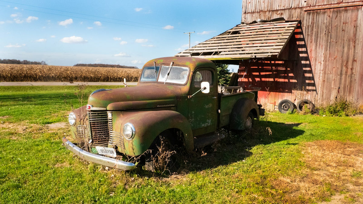 Camioneta antigua en una granja