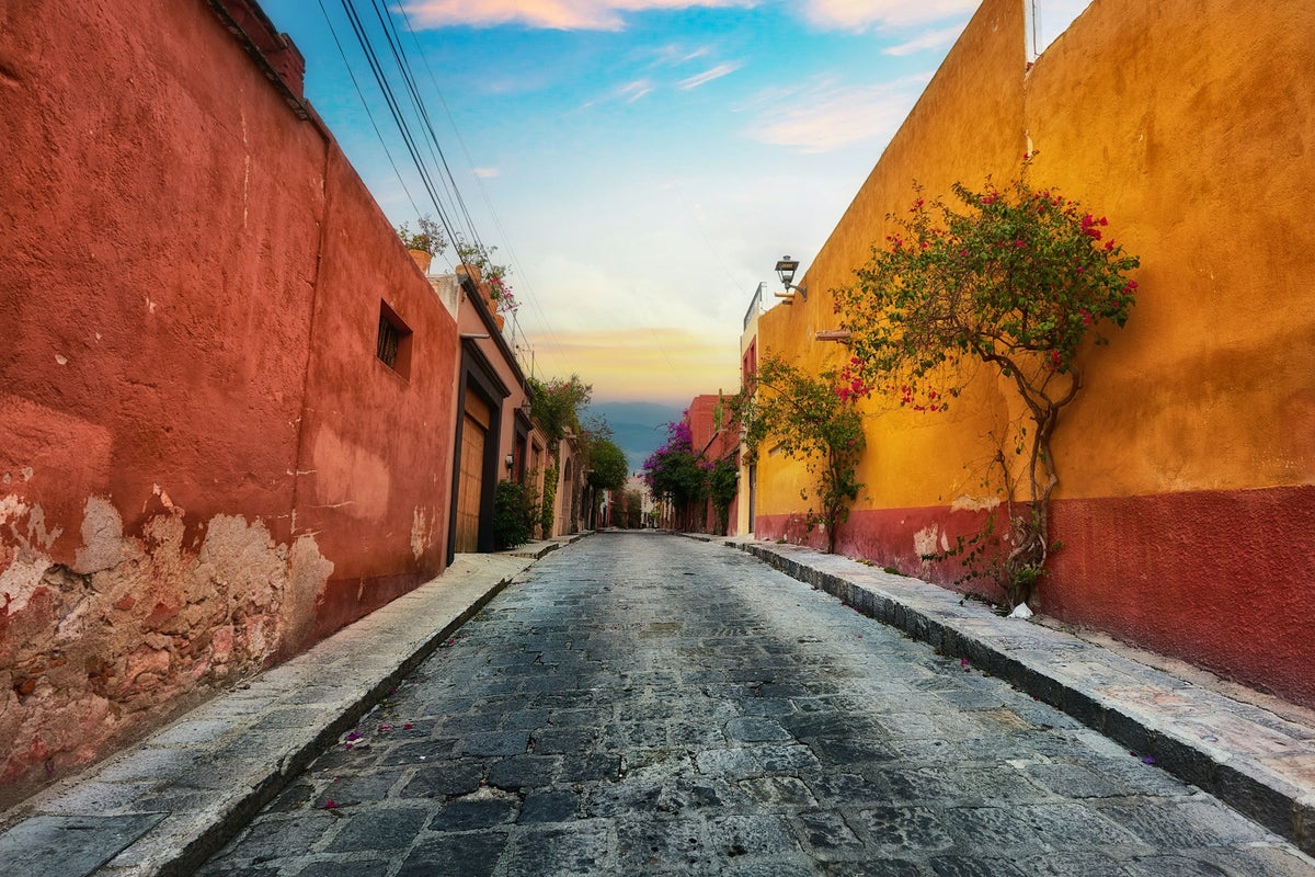 Calle colorida de una ciudad mexicana