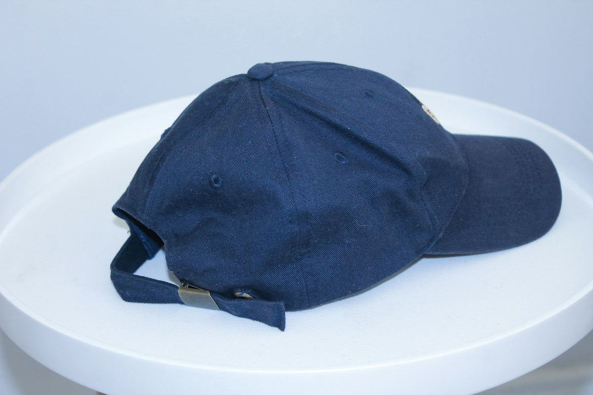 Gorra azul marino sobre una mesa blanca